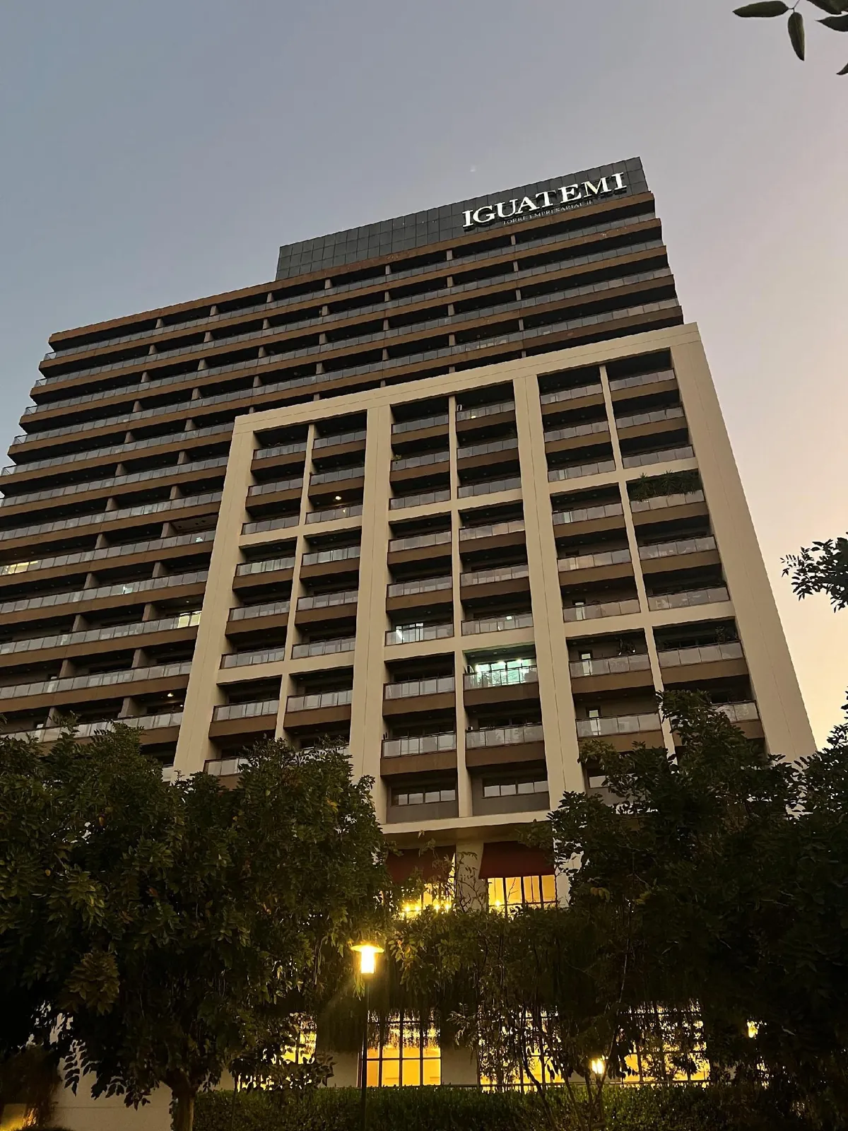 Fachada da Torre Empresarial Iguatemi, em Ribeirão Preto, ao entardecer